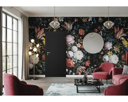 Salon élégant avec papier peint floral, porte, fauteuils, canapé et éclairage