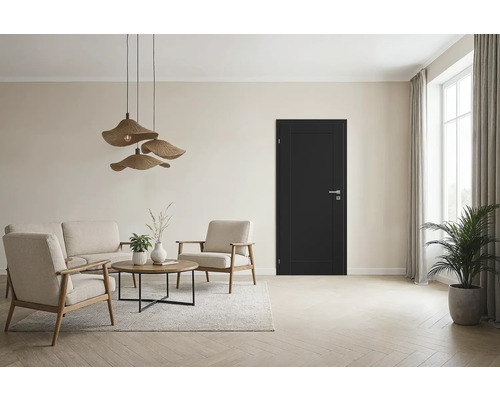 Salon avec canapé, fauteuils, table basse, suspensions et porte intérieure