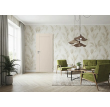 Heller Wohnraum mit Innentür, Sofa, Sesseln und dekorativer Lampe