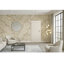 Salon avec papier peint floral, canapé, fauteuil et miroir