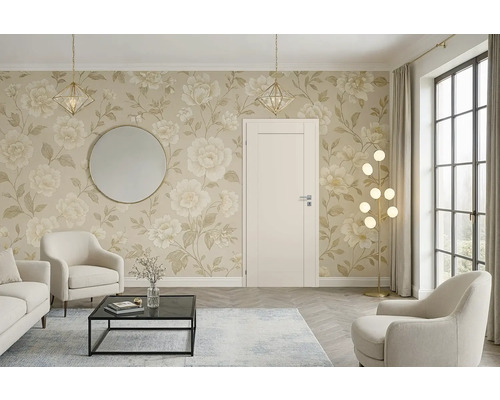 Salon avec papier peint floral, canapé, fauteuil et miroir