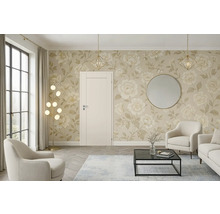 Wohnzimmer mit Tür, Tapete mit Blumenmuster, Sessel und Beleuchtung