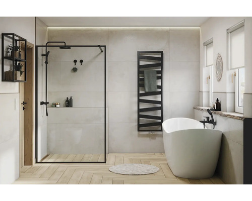 Helles Badezimmer mit Dusche, Badewanne und Heizkörper