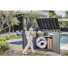 Gartenszene mit einer Frau, die auf eine geöffnete Aufbewahrungsbox auf einer Holzterrasse am Pool zugeht