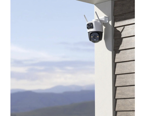 Caméra de surveillance avec antennes montée sur un mur de maison