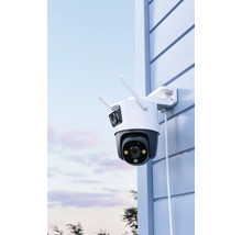 Caméra de surveillance extérieure avec deux antennes fixée au mur d'une maison