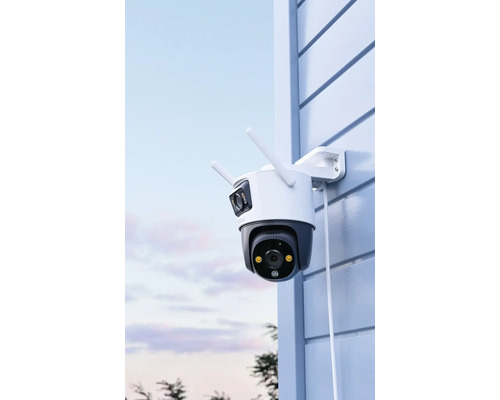 Caméra de surveillance extérieure avec deux antennes fixée au mur d'une maison