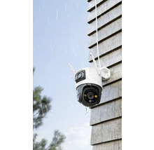 Caméra de surveillance extérieure sur un mur de maison sous la pluie