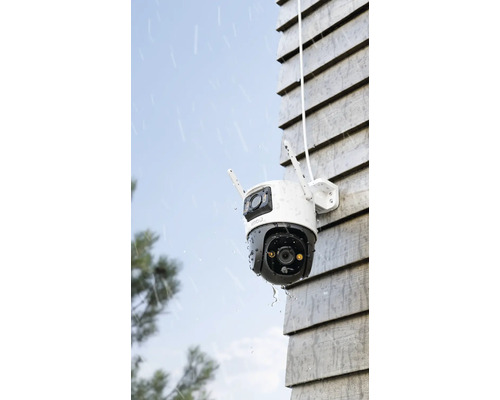 Caméra de surveillance extérieure sur un mur de maison sous la pluie