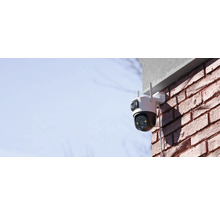 Caméra de surveillance montée à l'extérieur sur un mur en briques