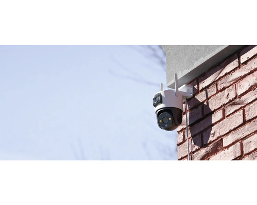 Caméra de surveillance montée à l'extérieur sur un mur en briques