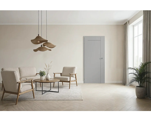 Wohnzimmer mit Sofa, Sesseln, Tisch, Hängelampe und Innentür