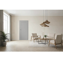 Helles Wohnzimmer mit Tür, Sofa, Sesseln und Pendelleuchte.