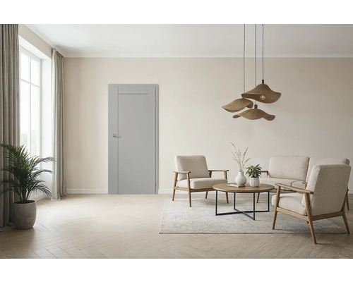 Helles Wohnzimmer mit Tür, Sofa, Sesseln und Pendelleuchte.