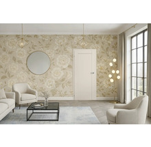 Wohnzimmer mit floraler Tapete, Tür, Spiegel, Sesseln, Couchtisch, Stehlampe und Teppich für ein stilvolles Wohnambiente