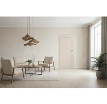 Wohnzimmer mit Sofa, Sesseln, Couchtisch und Innentür