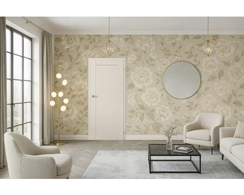 Wohnzimmer mit Blumentapete, Tür, Sessel, Sofa, Couchtisch, Spiegel und Stehlampe.