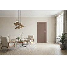 Wohnzimmer mit Sofa, Sesseln, Tisch, Hängelampe und Innentür