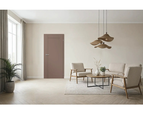 Wohnzimmer mit Tür, Sofa, Sesseln und Deckenleuchte