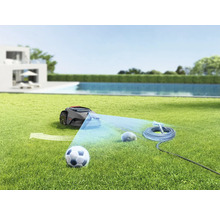 Rasenmähroboter auf Rasenfläche mit Fußball, Stein und Gartenschlauch