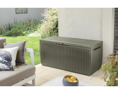 Garten Szene mit einer Aufbewahrungsbox auf einer Terrasse