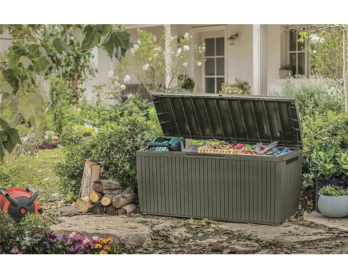 Offene Gartenbox mit Gartengeräten und Zubehör im grünen Garten