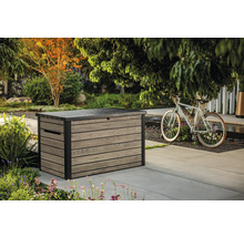 Aufnahme einer Aufbewahrungsbox aus Kunststoff im Garten mit einer Fahrraddekoration