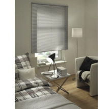 Vue d'une pièce avec un store de fenêtre pour contrôler la lumière et l'intimité