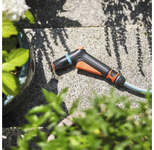 Pistolet d'arrosage Gardena sur terrasse en pierre