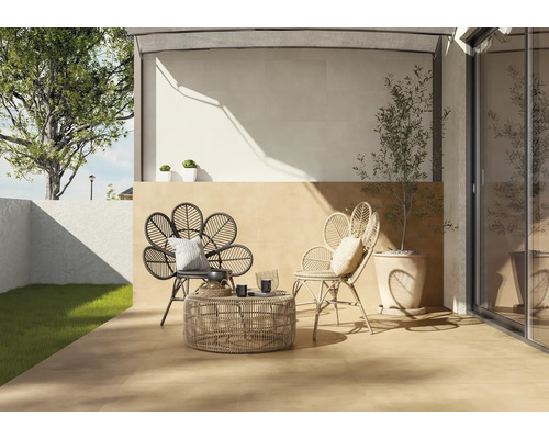 Terrasse avec mobilier en rotin et carrelage