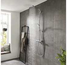 Duschszene mit Armatur und Handtuchhalter im modernen Badezimmer