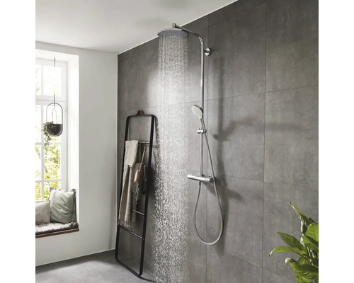 Duschszene mit Armatur und Handtuchhalter im modernen Badezimmer