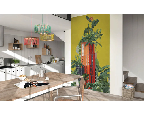 Cuisine lumineuse et spacieuse avec table à manger et papier peint photo avec motif de bâtiment