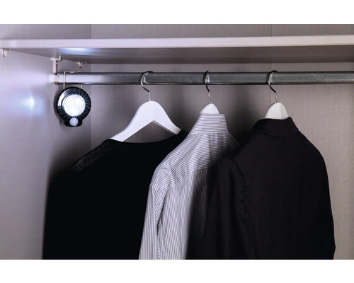 Armoire avec vêtements et lampe LED