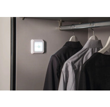 Innenraumaufnahme eines Kleiderschranks mit einer quadratischen LED Leuchte.