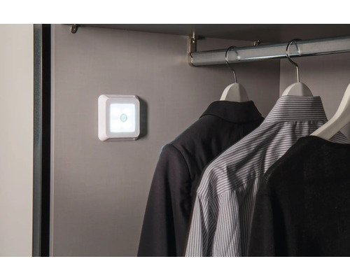 Innenraumaufnahme eines Kleiderschranks mit einer quadratischen LED Leuchte.