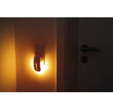 Veilleuse avec détecteur de mouvement dans une prise à côté de la porte