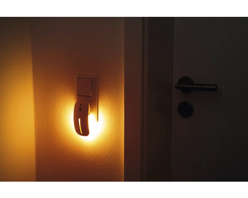 Veilleuse avec détecteur de mouvement dans une prise à côté de la porte