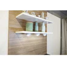 Étagères murales avec éclairage LED et ustensiles de cuisine