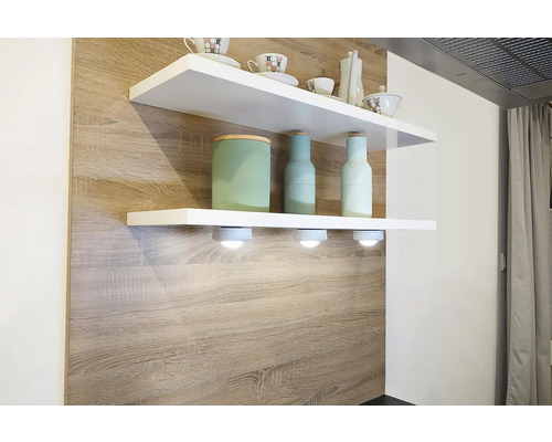 Étagères murales avec éclairage LED et ustensiles de cuisine