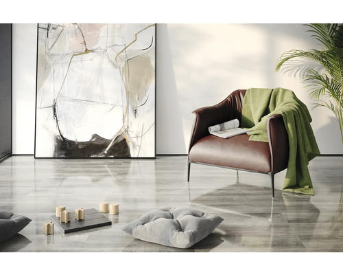 Wohnzimmer mit Sessel, Decke, Kissen, abstrakter Kunst und Tic-Tac-Toe Spiel