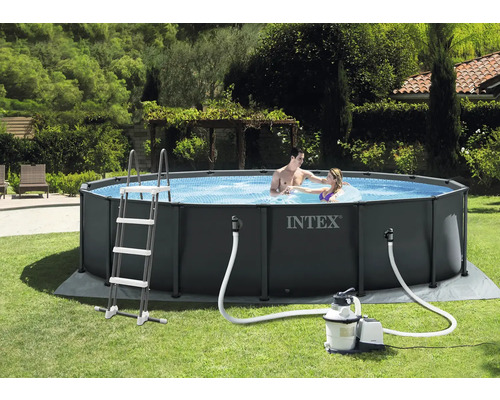 Intex Pool mit Leiter und Filteranlage im Garten