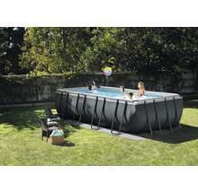 Rechteckiger Framepool im Garten mit badenden Personen