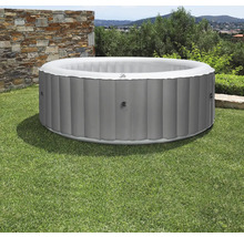 Jacuzzi gonflable rond dans le jardin