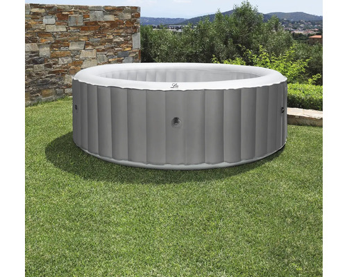 Jacuzzi gonflable rond dans le jardin