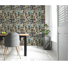 Salle à manger avec papier peint photo à motifs d'animaux, table à manger, chaises et plante d'intérieur.