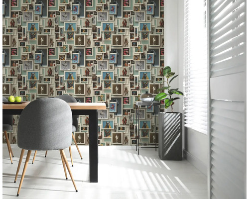 Salle à manger avec papier peint photo à motifs d'animaux, table à manger, chaises et plante d'intérieur.