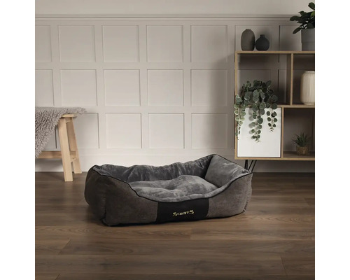 Panier pour chien en tissu avec logo Scruffs dans une pièce décorée