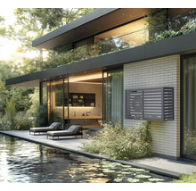 Maison moderne avec habillage de climatisation, étang et chaises longues