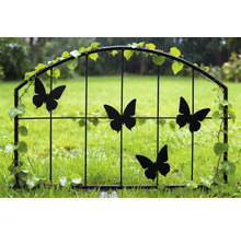 Portail de jardin décoratif avec motifs de papillons et décorations végétales dans le jardin.